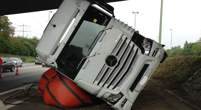Wallisellen: Sattelschlepper auf der A1 gekippt