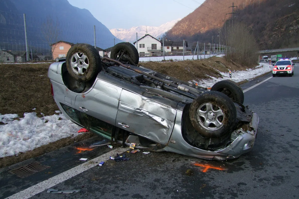 Auto landet auf der A13 bei Cama auf dem Dach 
