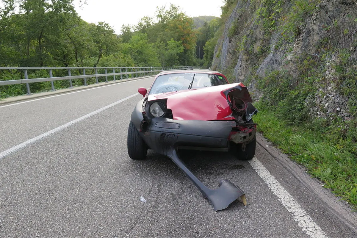 Röschenz BL - Personenwagen kollidiert bei Selbstunfall mit Leitplanke