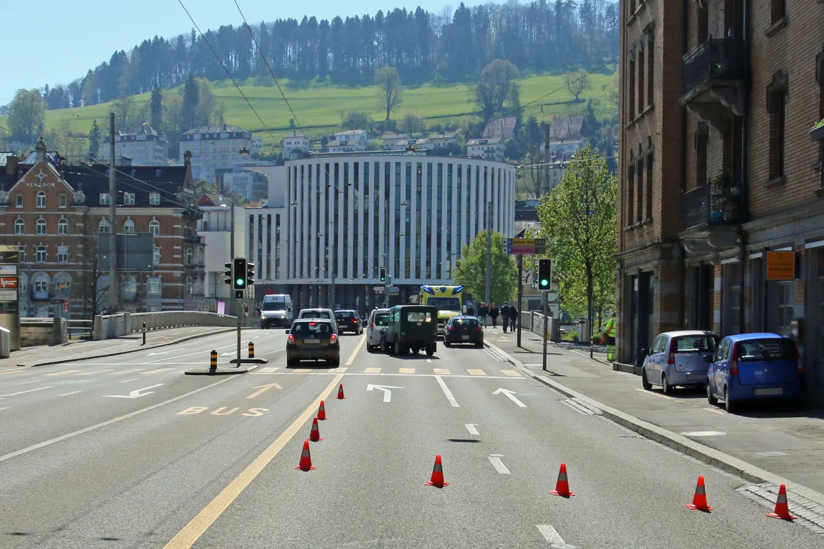 St. Gallen SG - Autofahrer verletzt, vier Autos beschädigt