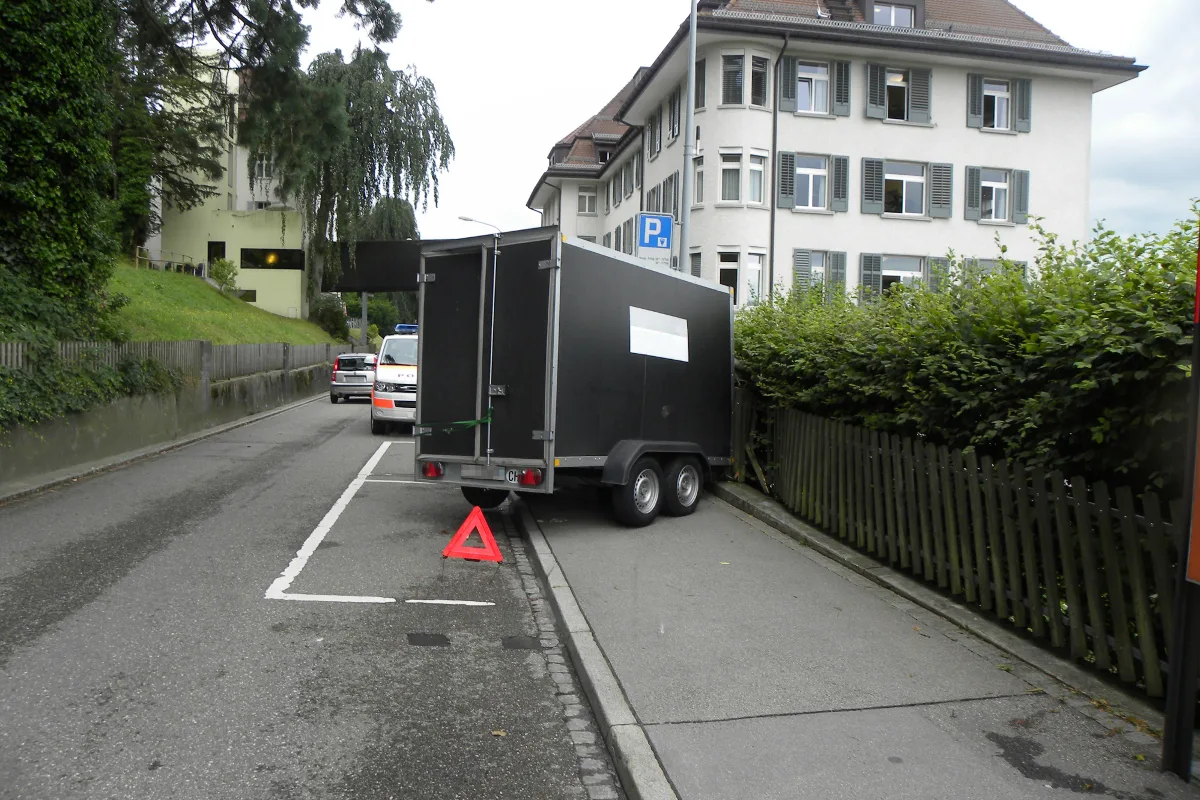 Anhänger in St. Gallen in Holzzaun geprallt
