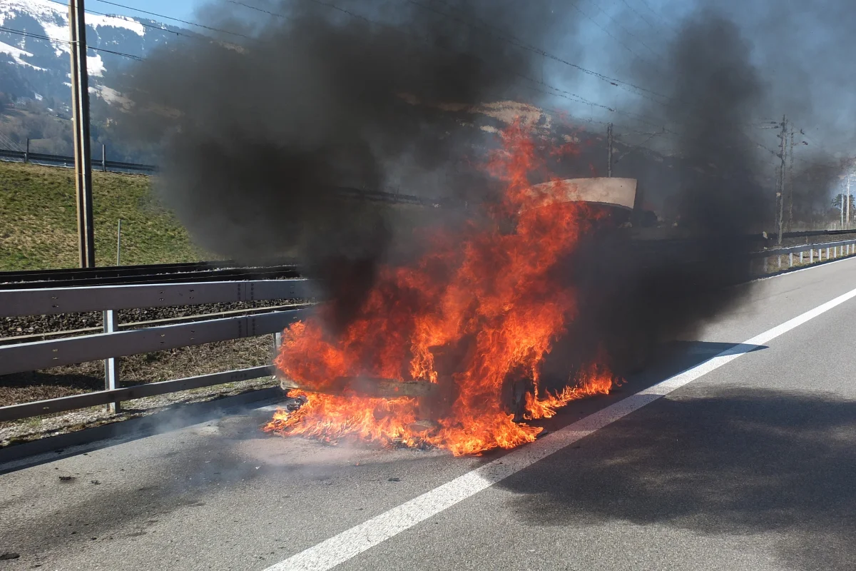Bad Ragaz: Brennendes Auto auf der A13