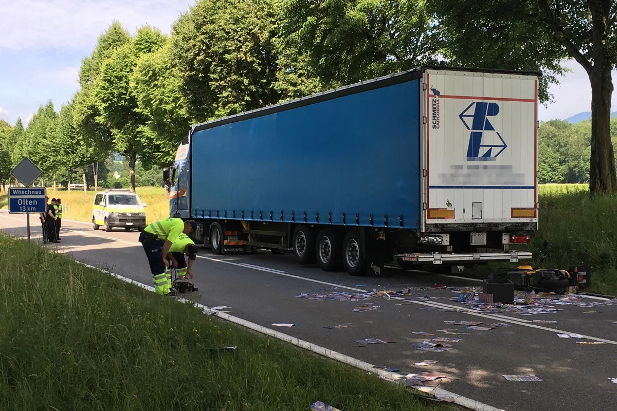 Aarau AG - Pizza-Kurier prallt heftig gegen stehenden Lastwagen