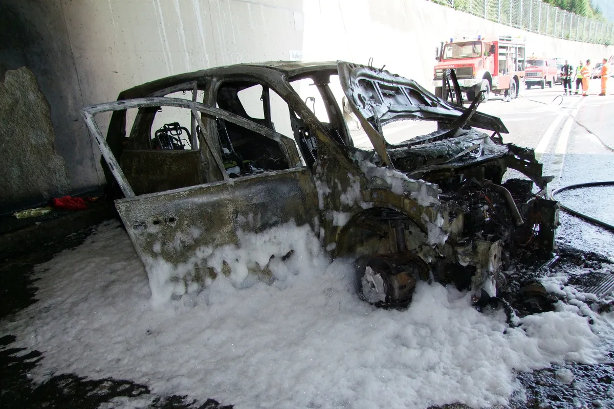 Pian San Giacomo: Fahrzeugbrand in Tunnelgalerie 