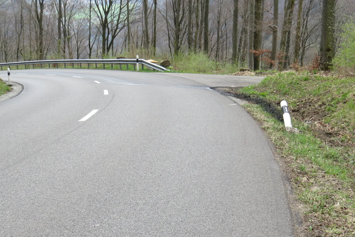 Küttigen AG - Ölspur auf der Benkenstrasse
