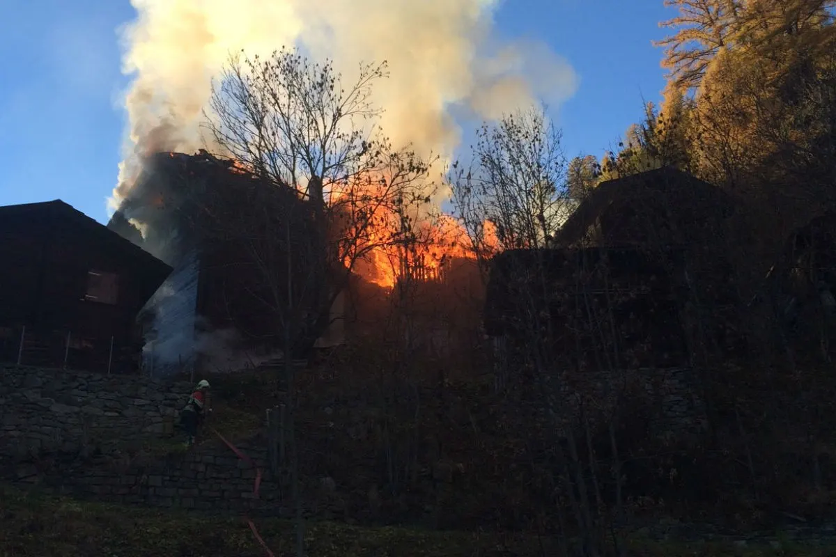  Altes Walliserhaus in Brand