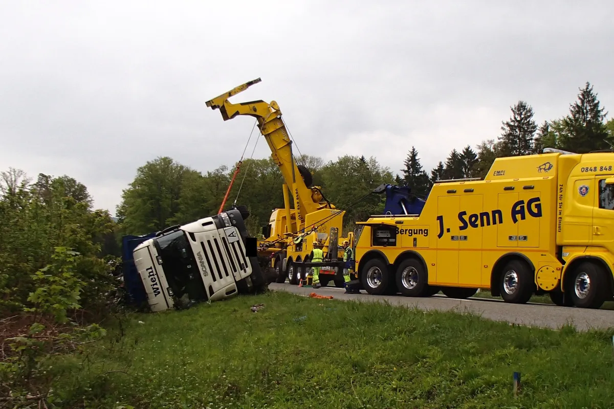 Kaisten AG - Rumäne mit Lastwagen von der Fahrbahn abgekommen