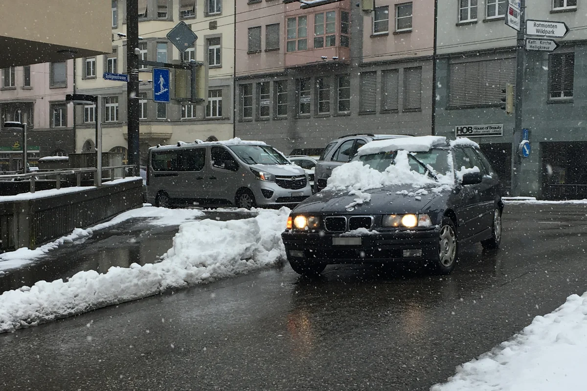 Schneebedeckte Frontscheibe - Anzeige in St. Gallen