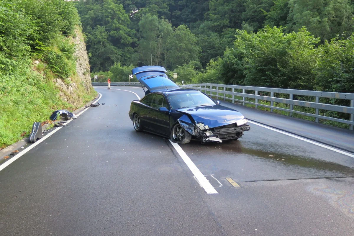 Langenbruck BL - Auto gerät ins Schleudern und kollidiert mit Strassenbord