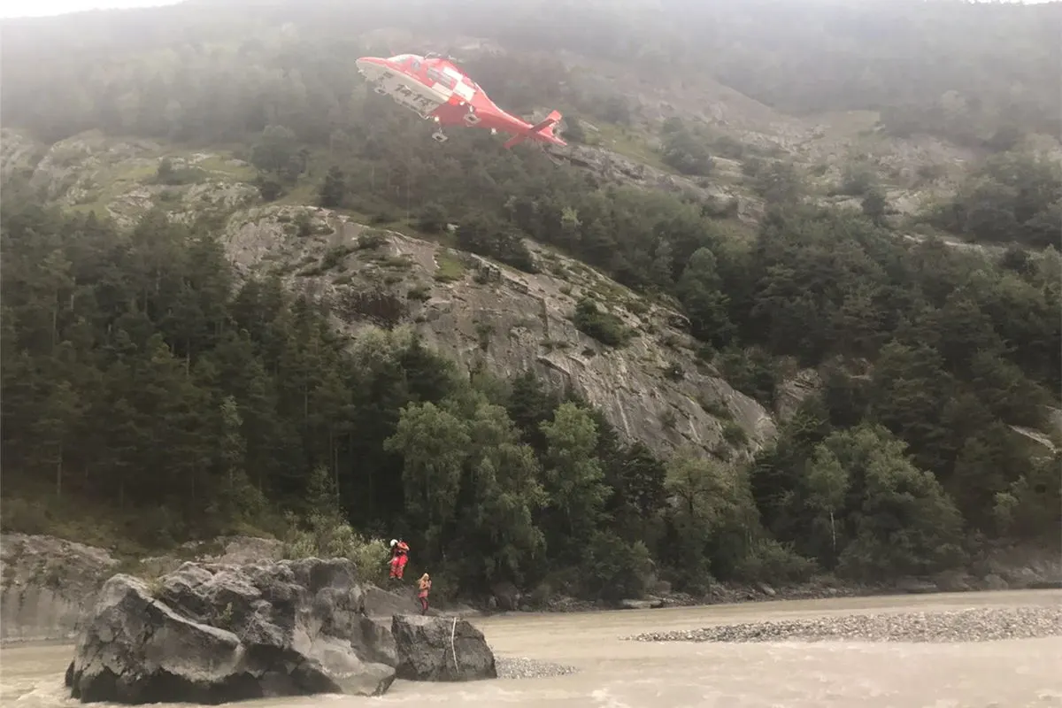 Chur GR - Touristin mit Rega-Helikopter von Felsbrocken im Rhein gerettet