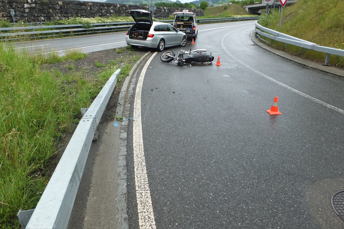 Töfflenker bei Selbstunfall in Eschenbach SG verletzt