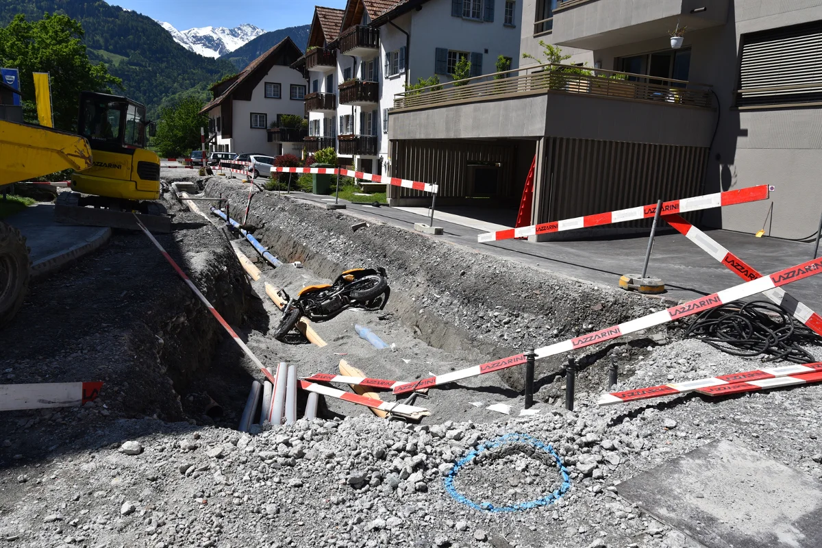 Maienfeld: Umleitung übersehen und gegen Baustellenabschrankung gekracht