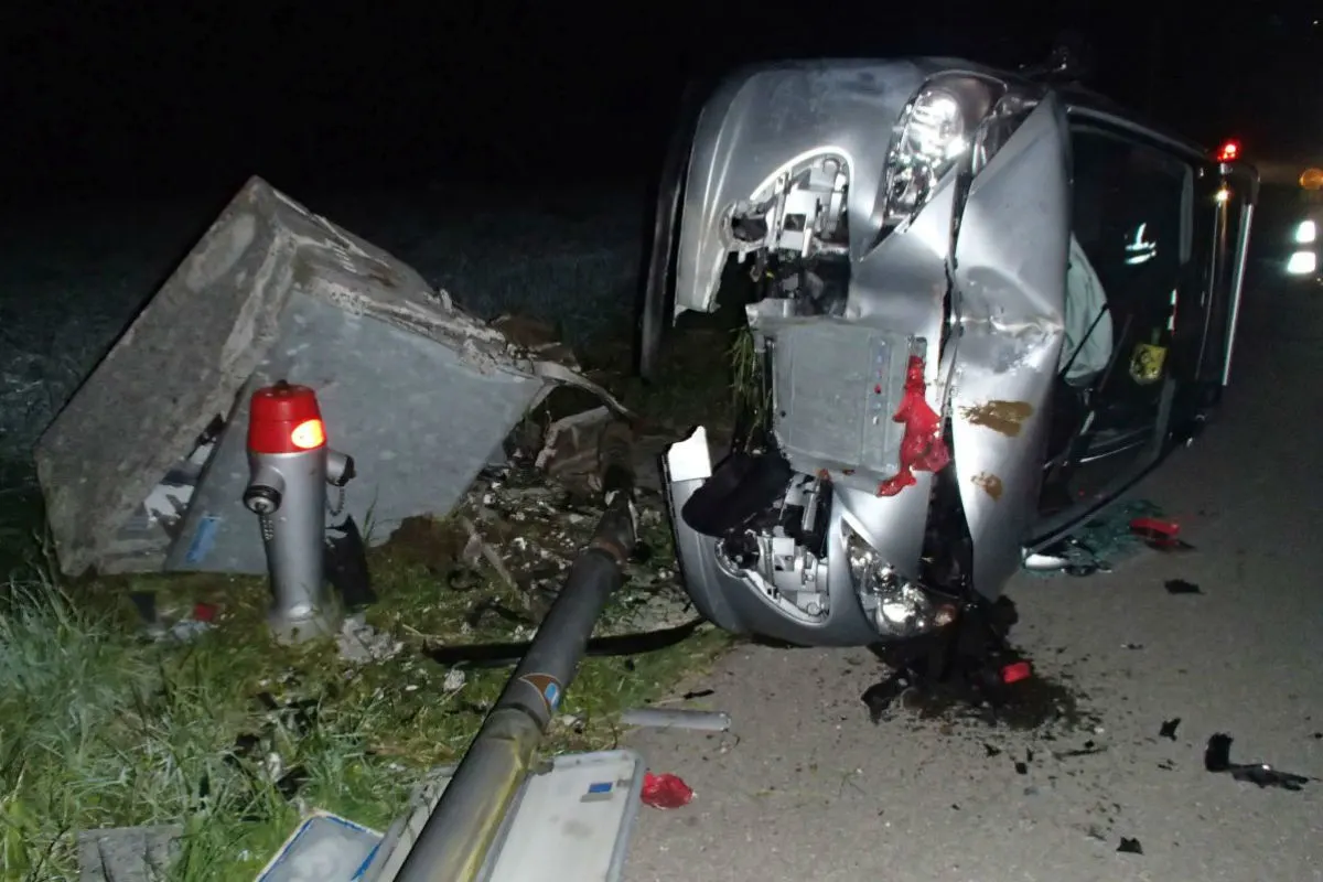 Dietwil AG - Alkoholisierter Autofahrer kracht in Verteilerkasten