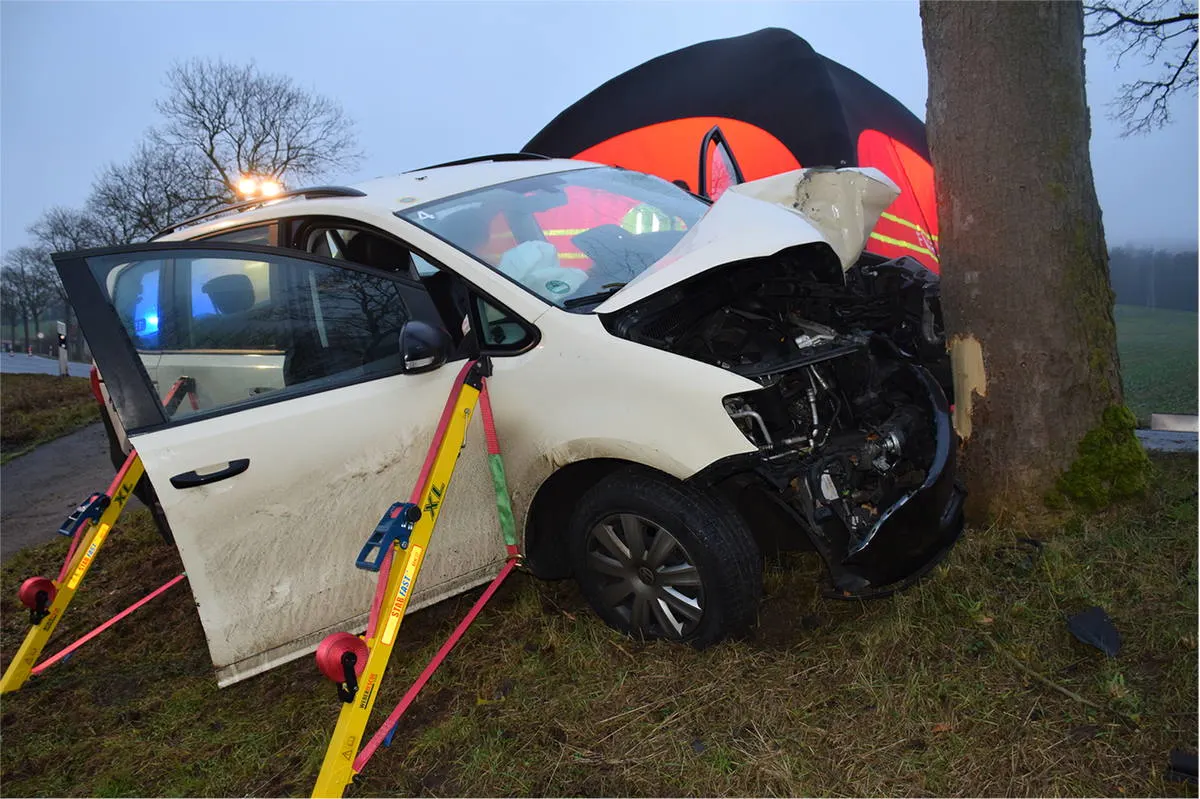 Holzminden NDS - Pkw kollidiert mit Baum