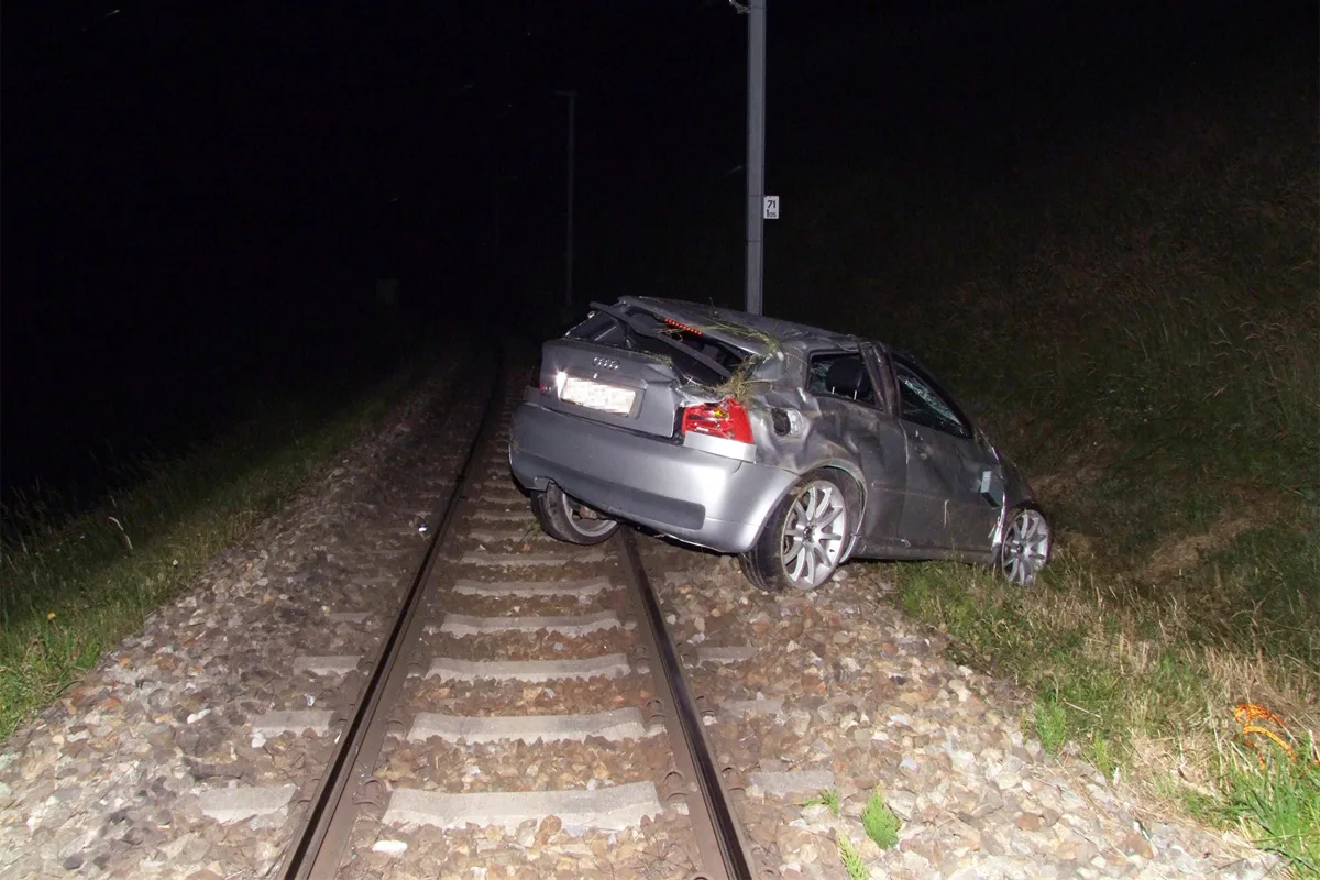 Disentis: Lenker landet mit seinem Auto auf den Geleisen