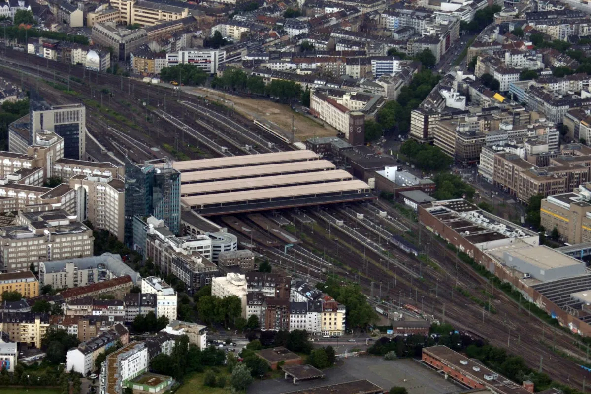 Düsseldorf NRW - Jugendlicher von Zug überrollt 