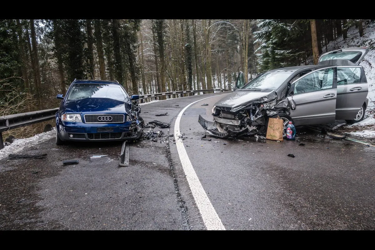 Hirzel ZH - Verkehrsunfall fordert drei Verletzte - Zeugenaufruf