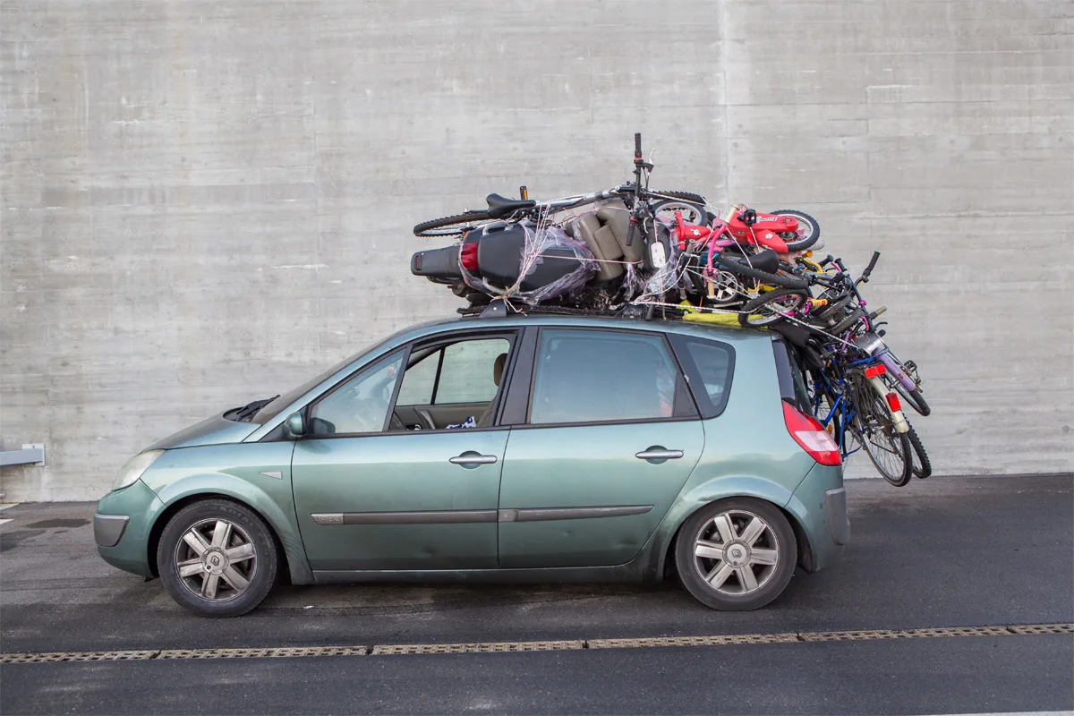 Emmenbrücke/A2 - Mit Roller, zwei Kinderwagen und 15 Velos an Board unterwegs