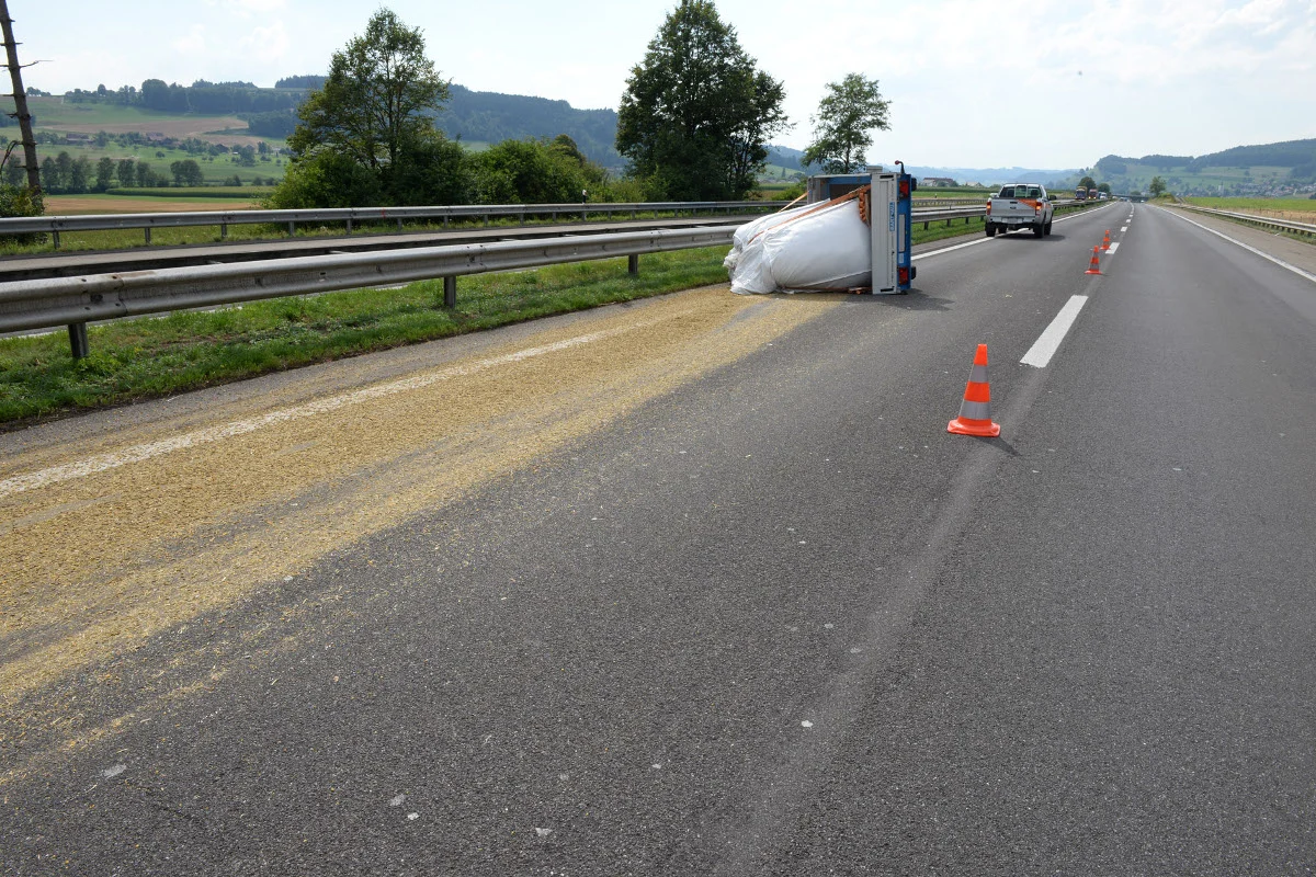 Knutwil LU - Futter auf der Autobahn A2 verteilt