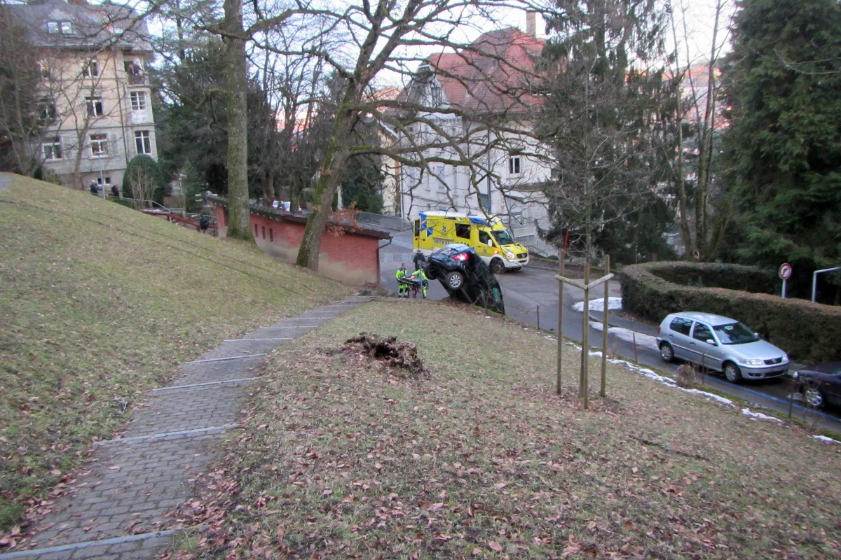 St. Gallen SG - Zaun durchbrochen und Wiesenbord hinuntergeschlittert