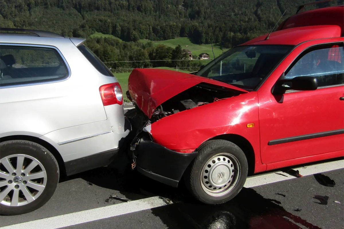Mitlödi GL: Auffahrkollision mit zwei Verletzten