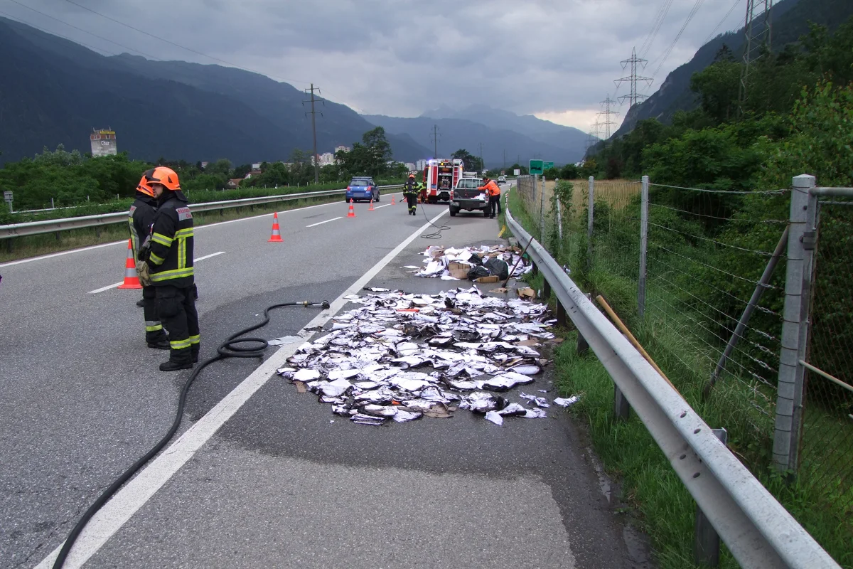 Brennende Pickup-Ladung auf der A13 bei Chur