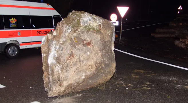 Felsbrocken kracht auf die A13 bei Zillis