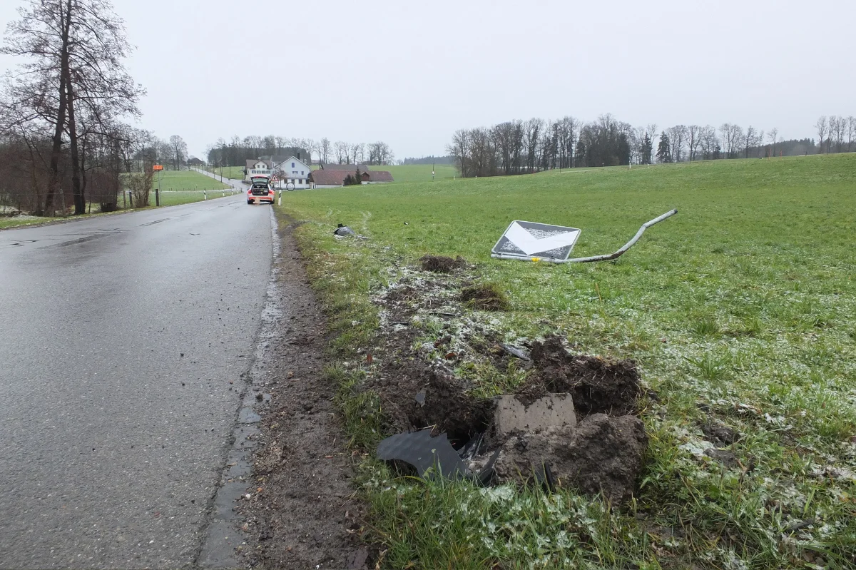 Strassen-Signal in Niederbüren umgefahren