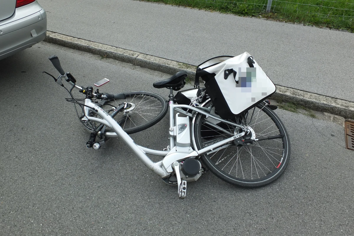 Blick auf dem Handy: In Altstätten mit E-Bike verunglückt