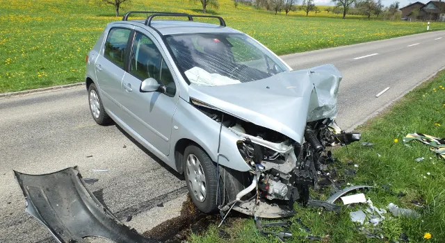 Frontalkollision in Niederhelfenschwil fordert zwei Verletzte