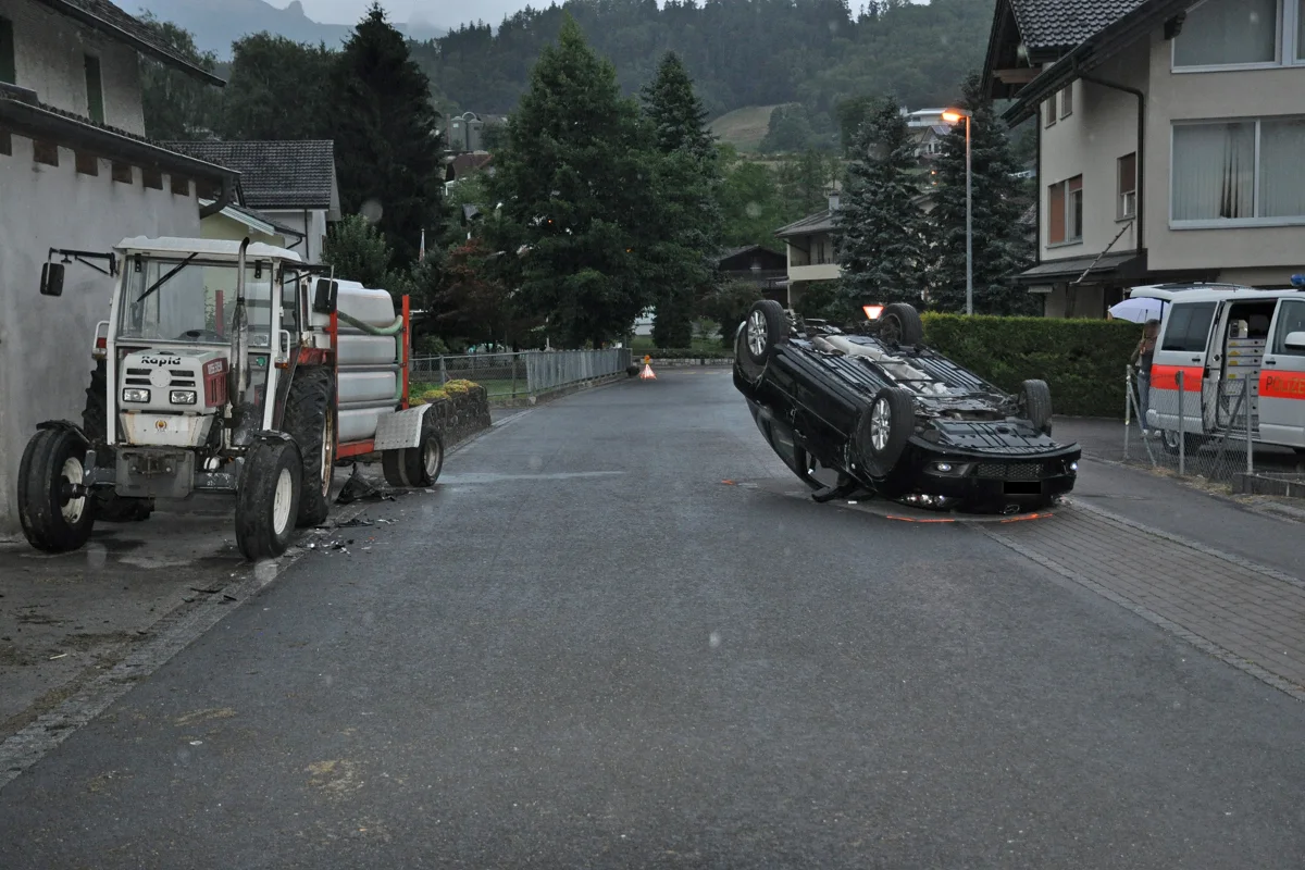 Alkohol am Steuer! Auto überschlägt sich in Mauren