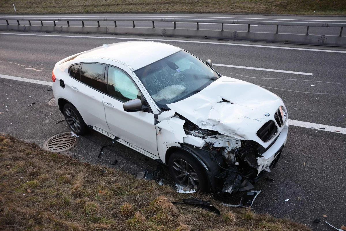 Crash auf der A12 bei Wünnewil fordert drei Verletzte