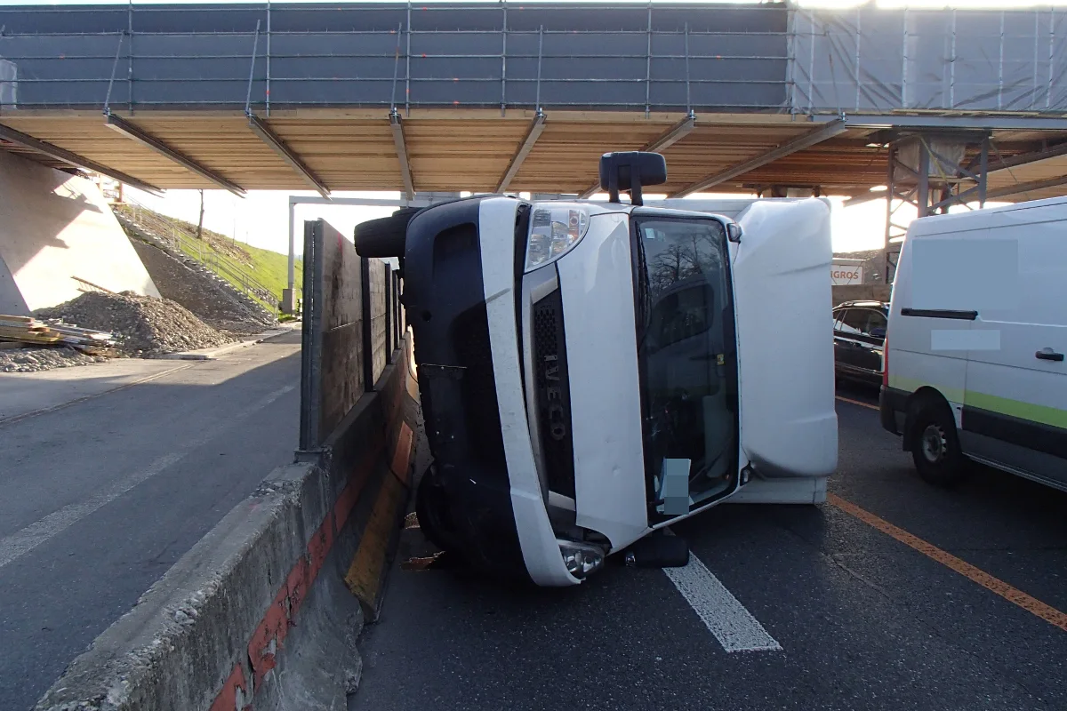 Lieferwagen auf der A1 bei Birmenstorf gekippt