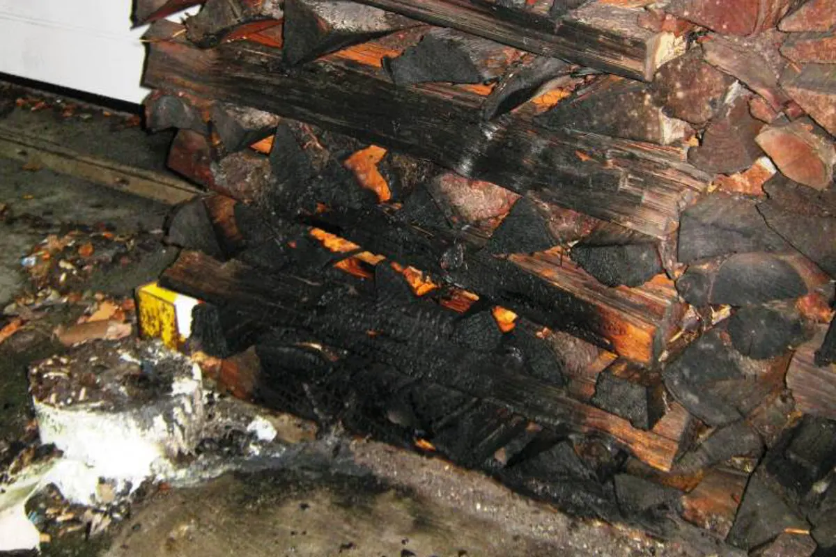 Brand einer Holzbeige - Zeugenaufruf aus Ennetbühls