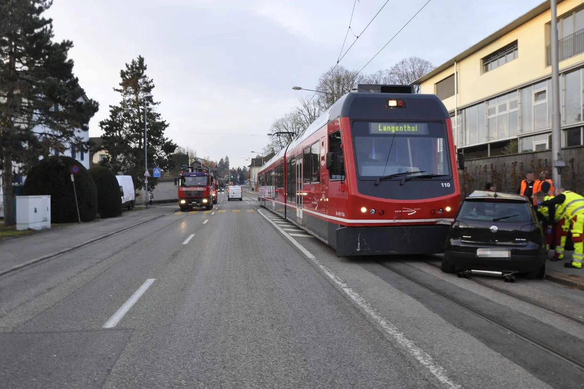 Solothurn SO - Auto bei Abbiegemanöver von Zug erfasst