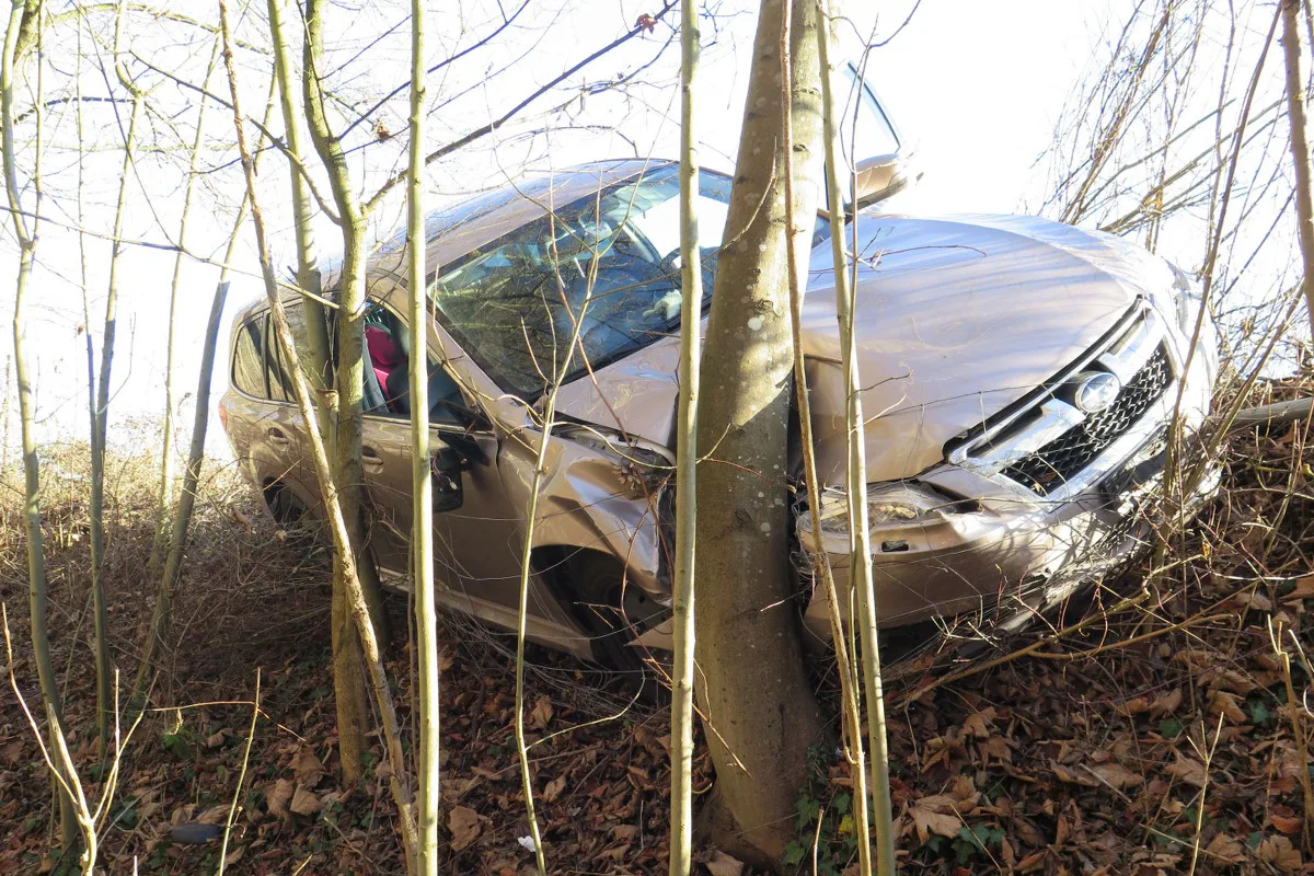 Münchenstein BL - Spektakulärer Alleinunfall endet glimpflich