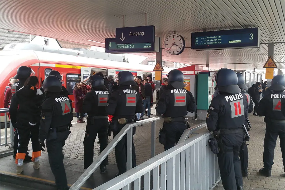 Kelsterbach HE - Kölner und Frankfurter Hooligans liefern sich Schlägerei