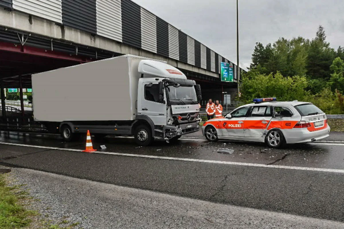 A53/Brüttisellen ZH - Polizeiauto mit Lkw kollidiert