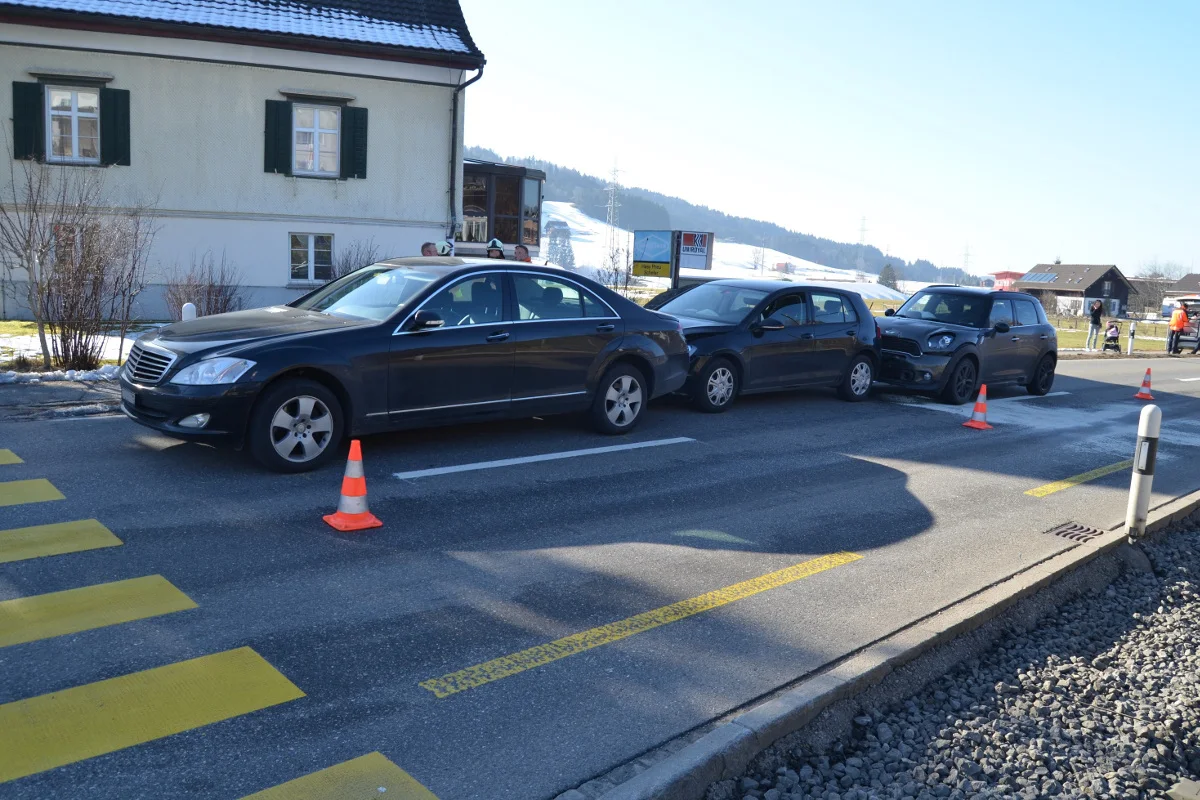 Bühler AR - Unachtsame Autolenkerin verursacht Auffahrcrash