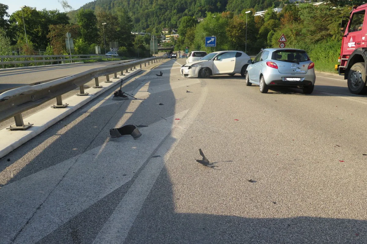 Liestal BL: Heftige Auffahrkollision mit drei Verletzten auf der A22