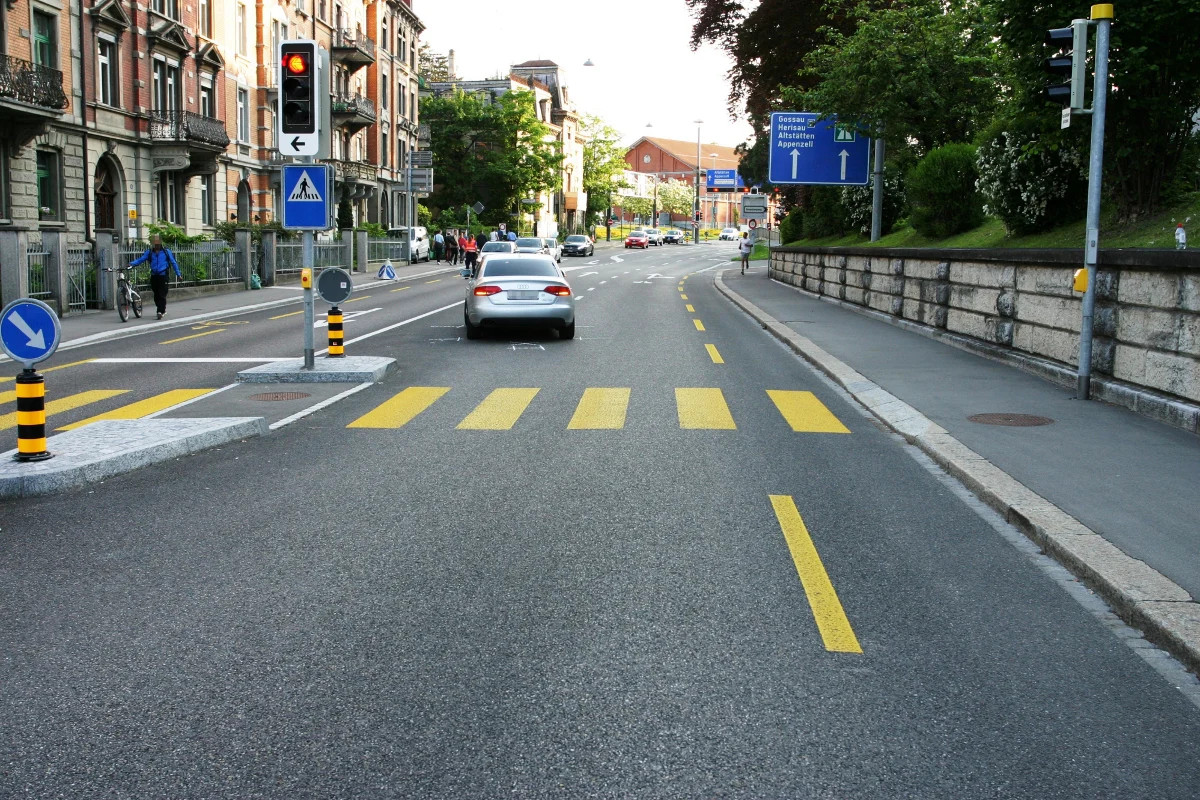 Bei Rot gelaufen: In St. Gallen auf Zebrastreifen von Auto erwischt