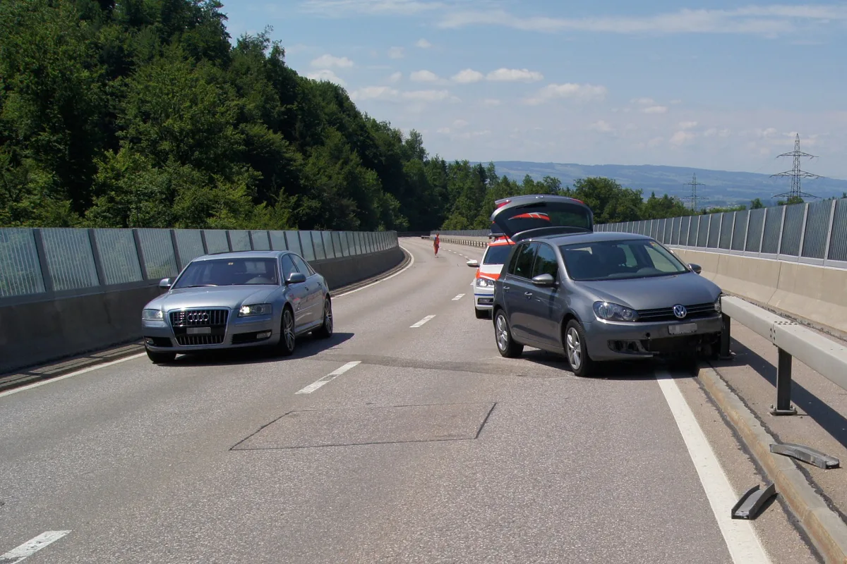 Baar: Glück im Unglück bei Alleinunfall auf der Tobelbrücke