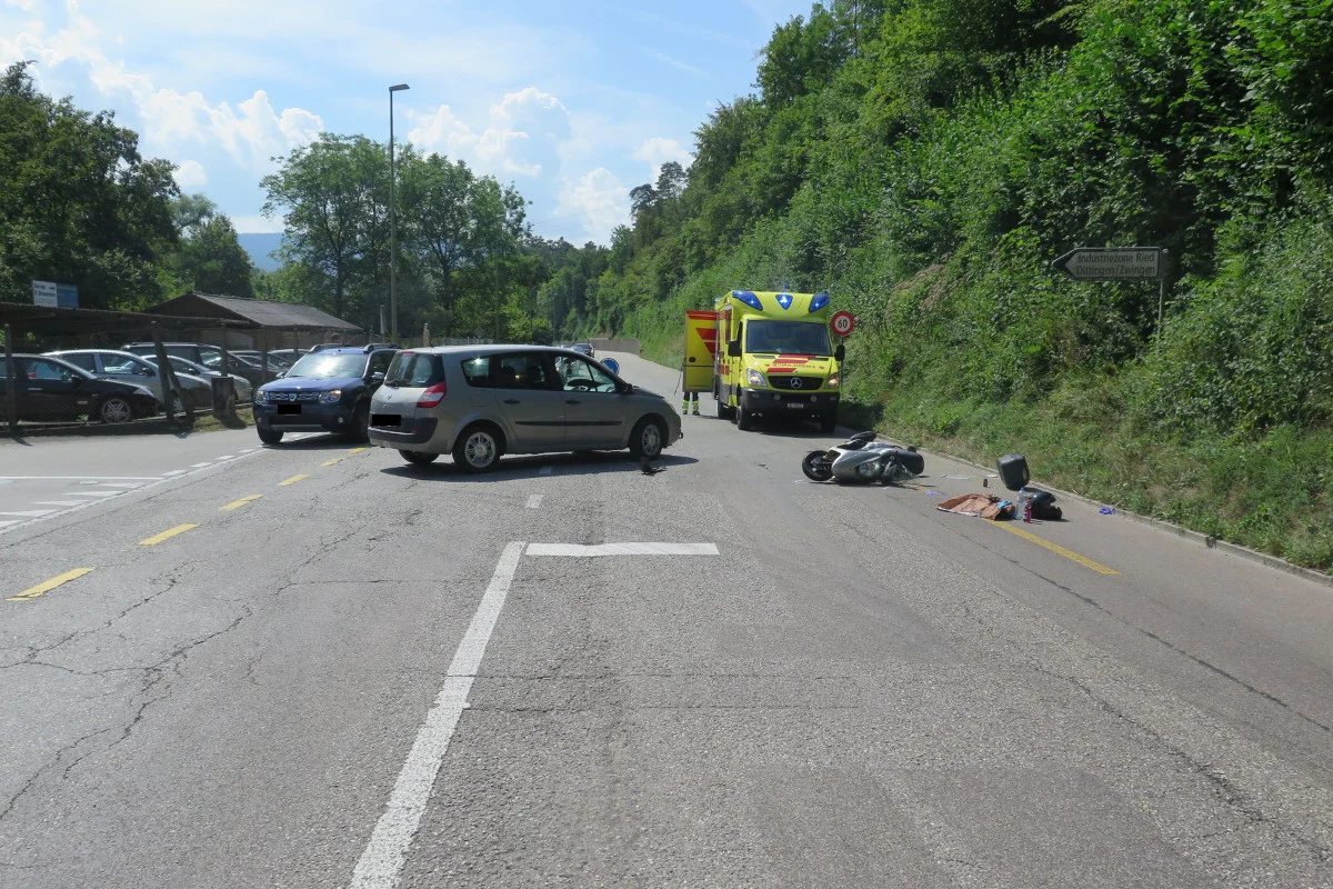 Dittingen BL: Rollerfahrer bei Unfall mit Auto verletzt - Zeugenaufruf