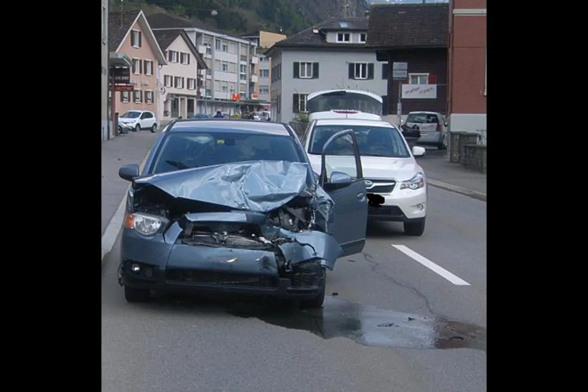 Urner Personenwagen kollidieren in Erstfeld