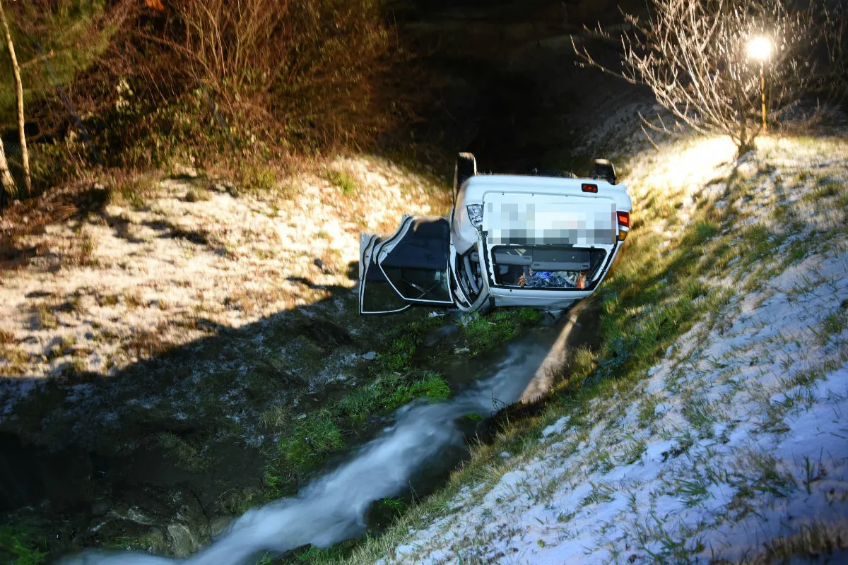 Gams SG - Auto landet im Bach