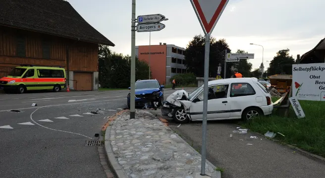 Zwei Verletzte bei Crash in Kloten