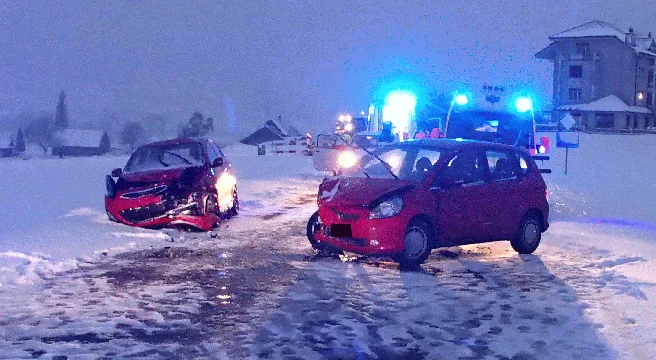 Frontalcrash auf schneebedeckter Strasse in Dietwil