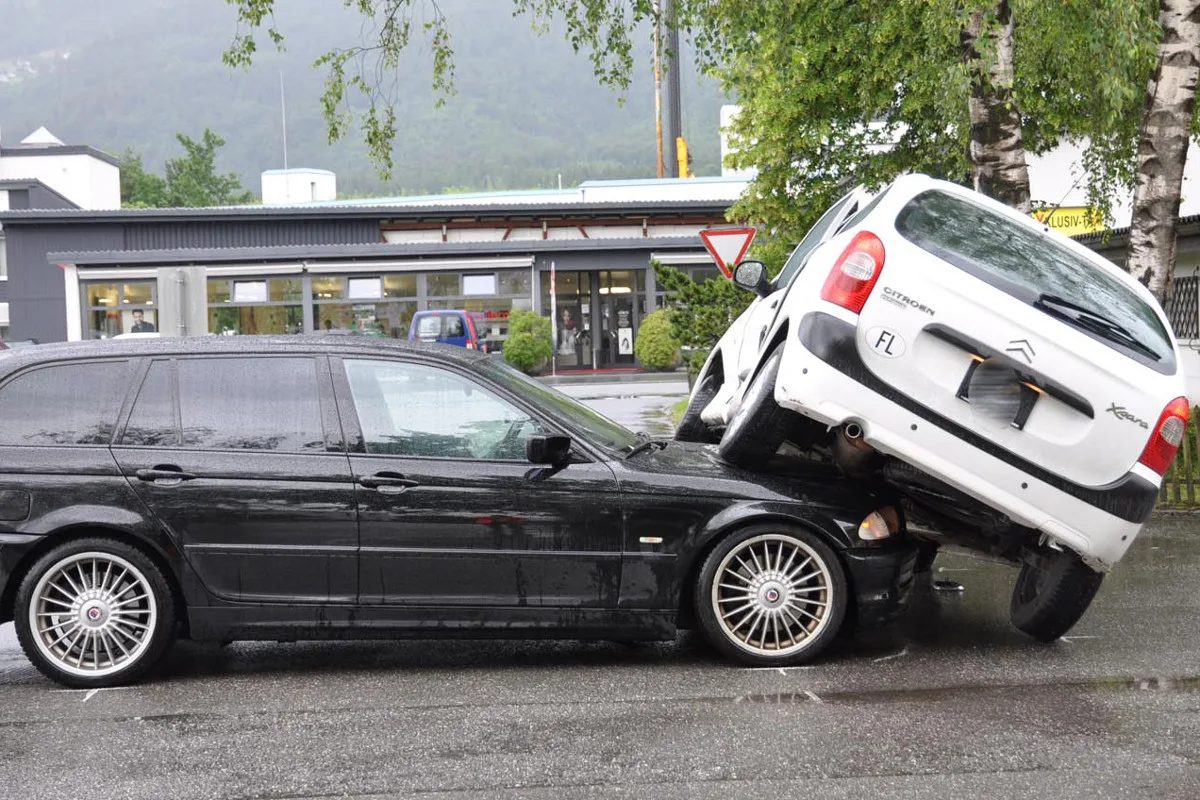 Schaan: Auto landet auf Motorhaube