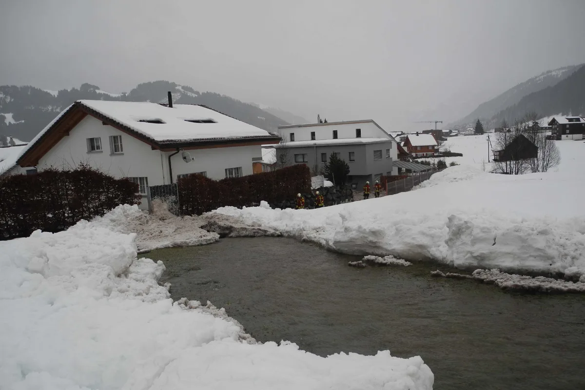 Schneemassen beschädigen Wohnhaus in Gross