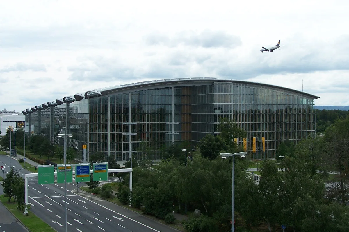Frankfurt am Main HE - Mehrere Verletzte am Flughafen